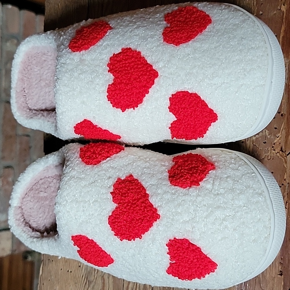 HEART PLUSH SLIPPERS